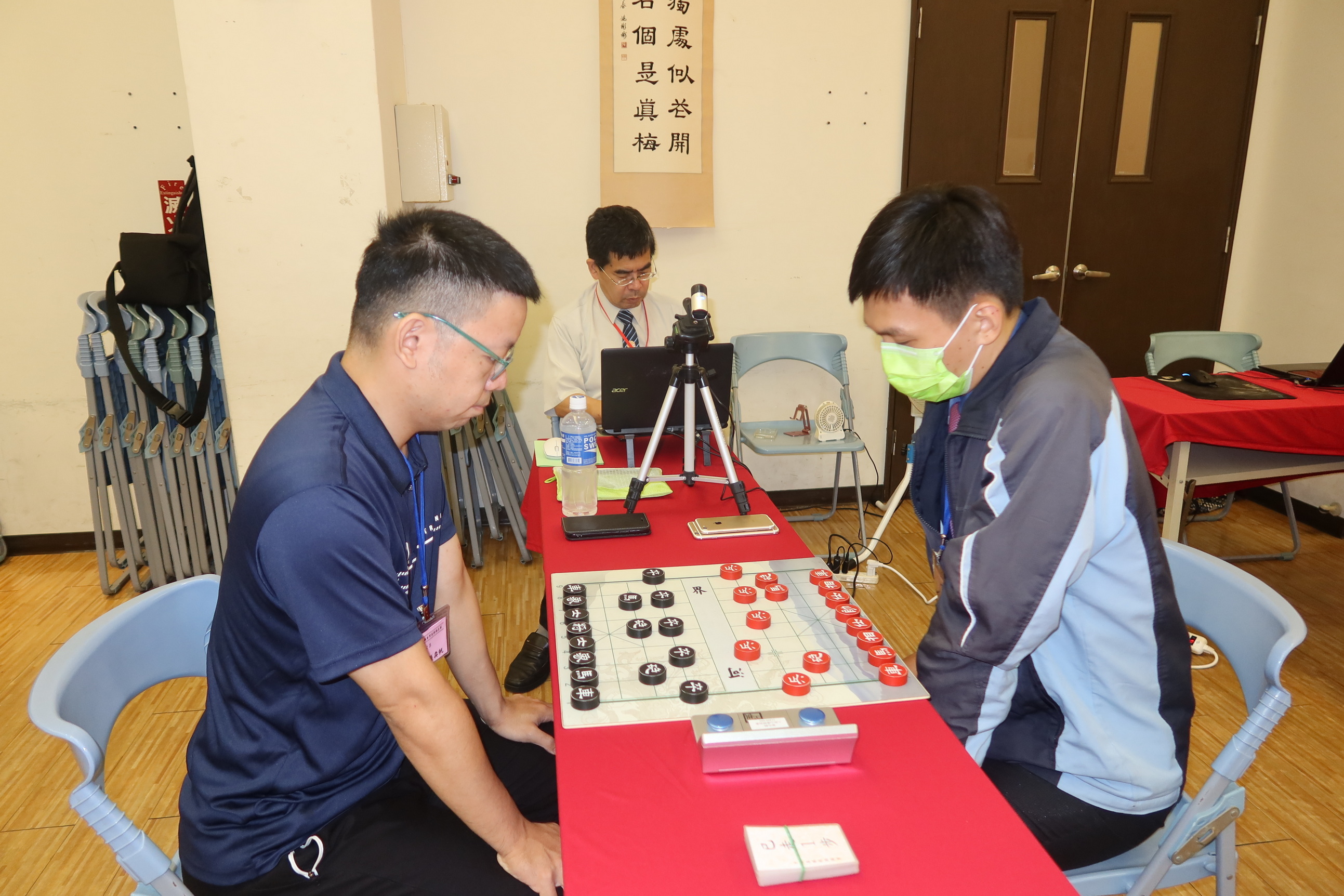 ▲「啟泰趣笑」第二屆臺灣象棋棋王賽在彰化市媽祖文化館舉行初賽暨四強賽，賽制採取單淘汰多盤對決。（記者張溎壕攝）