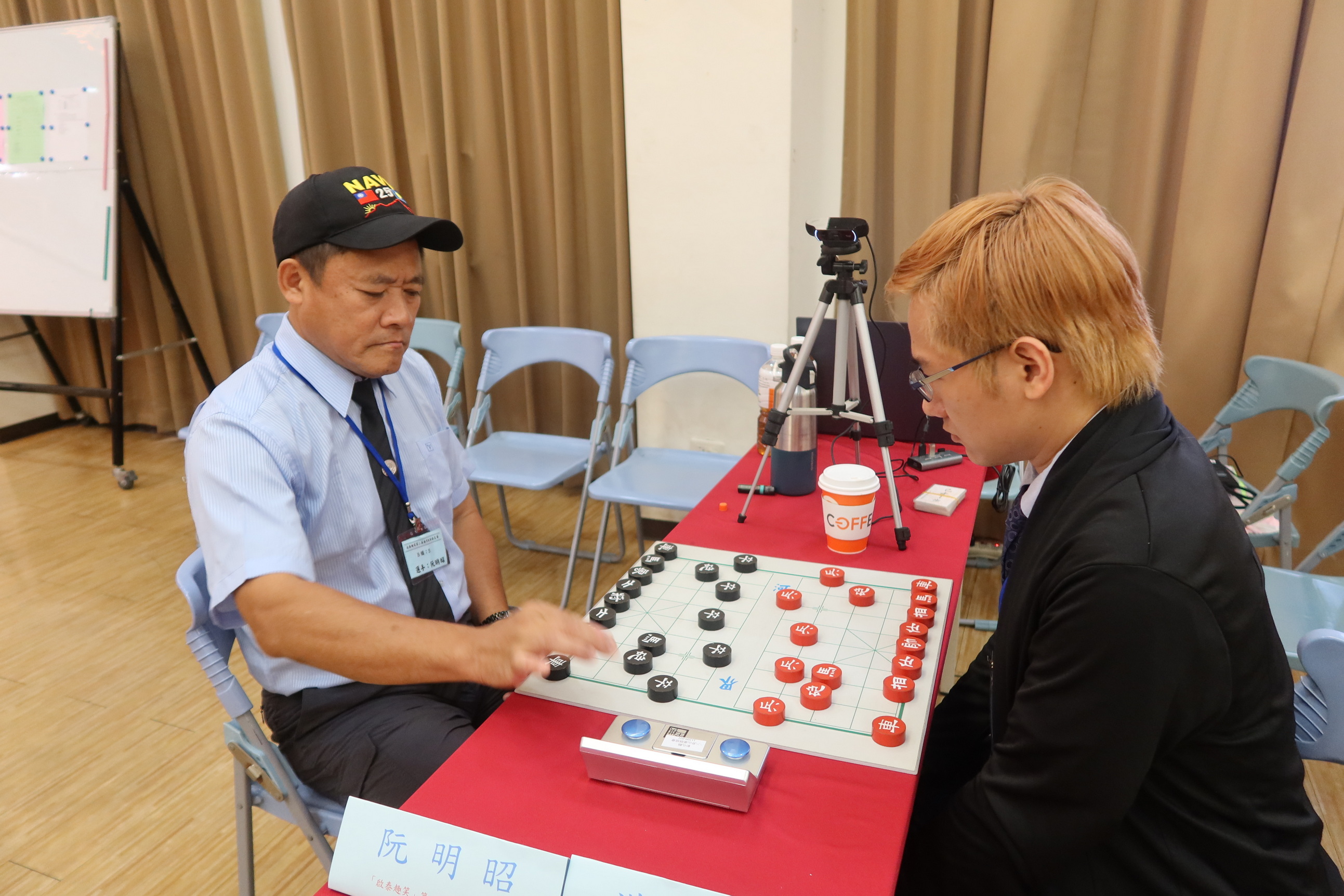 ▲「啟泰趣笑」第二屆臺灣象棋棋王賽在彰化市媽祖文化館舉行初賽暨四強賽，賽制採取單淘汰多盤對決。（記者張溎壕攝）