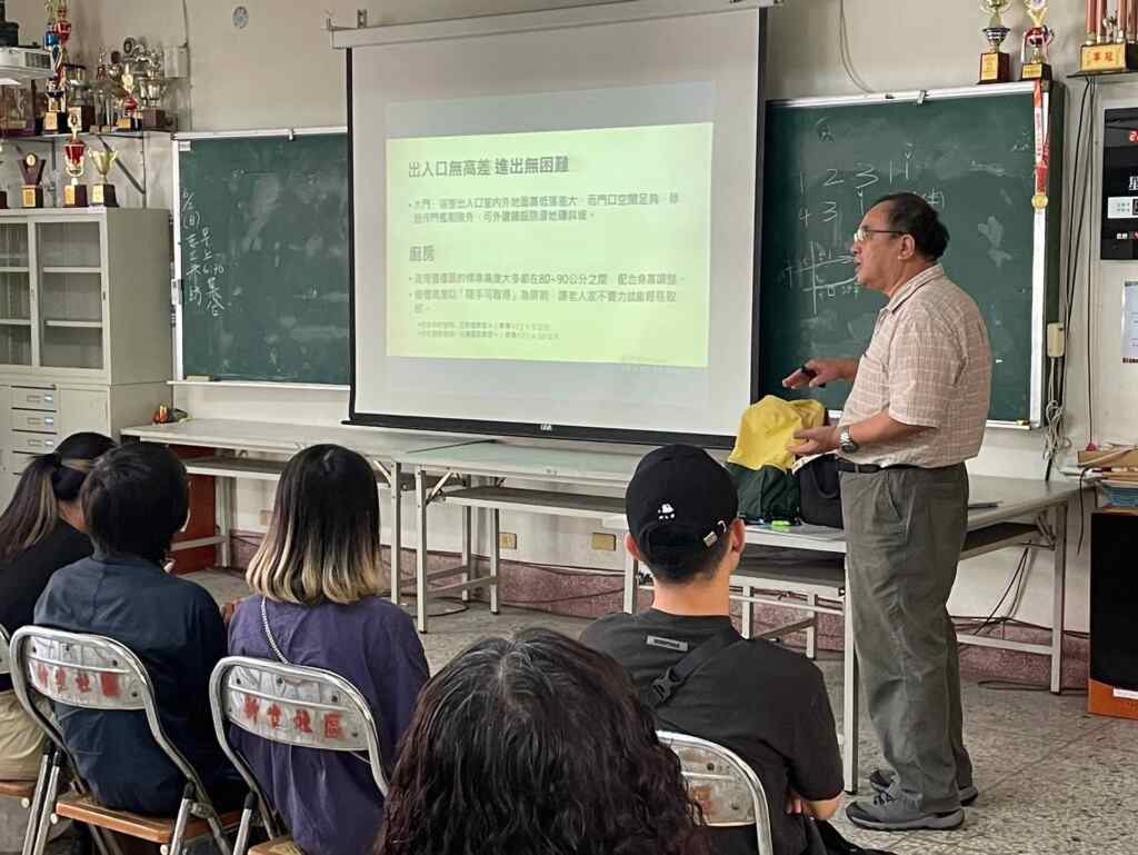 ▲大葉大學環教中心陳宜清教授帶領學生訪視社區。（記者林明佑翻攝）