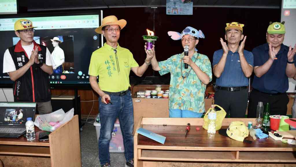 ▲在蔡名峯老師指導下林世賢市長操作「水火相容-點科學聖火」的趣味實驗成功。(記者林明佑翻攝)