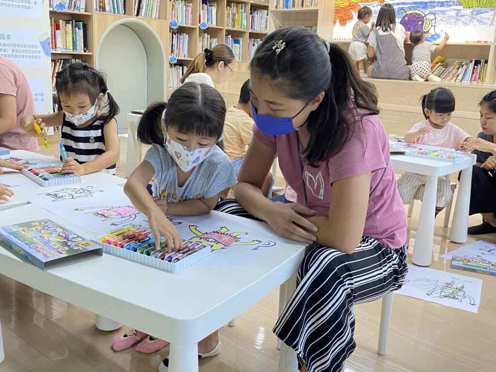屏東縣政府九如親子館利用館內情境佈置,營造一個適合幼兒學習與遊玩的環境,鼓勵親子共學共玩。