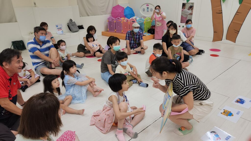 客語薪傳師劉素玉現場活潑帶動教學,大小朋友專注聽講的畫面。(圖/陳惠玲攝影)