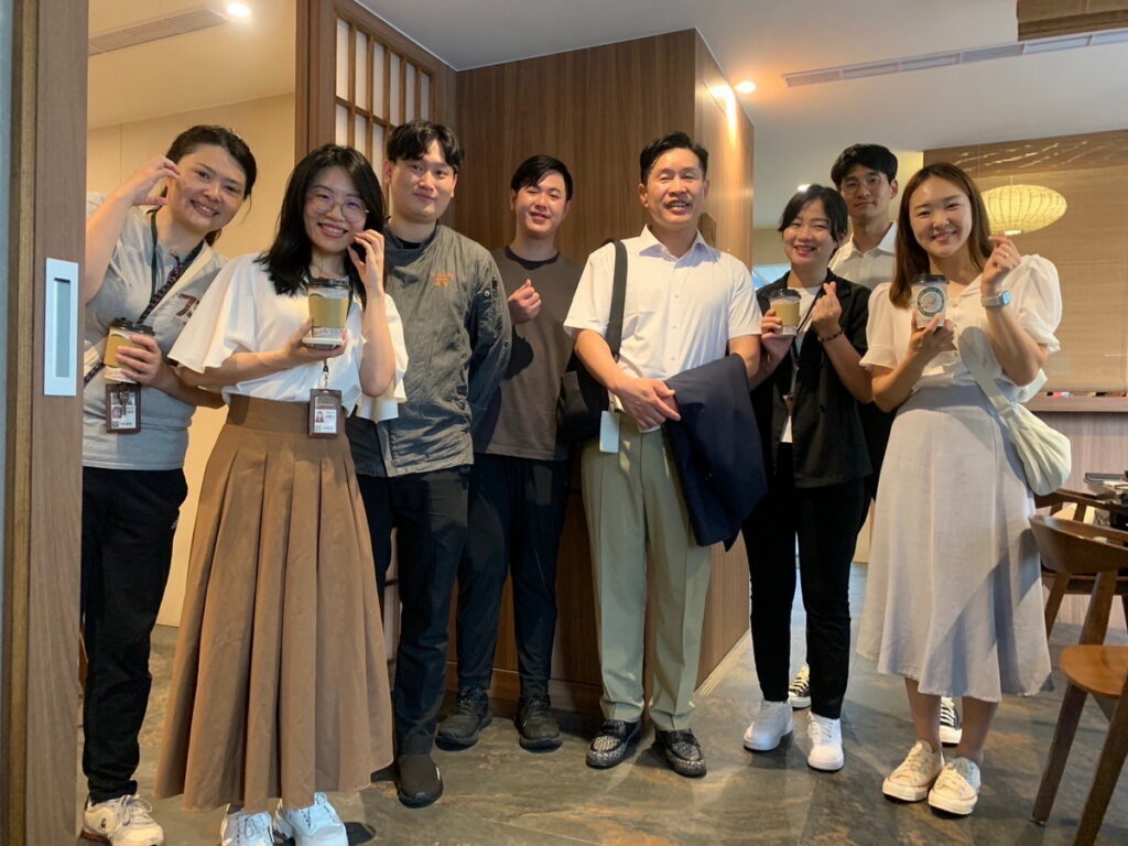 韓國國際廚藝學參訪開平餐飲校友店家「二本松涮涮屋」,對校友的專業表現讚譽有加。開平餐飲學校/提供