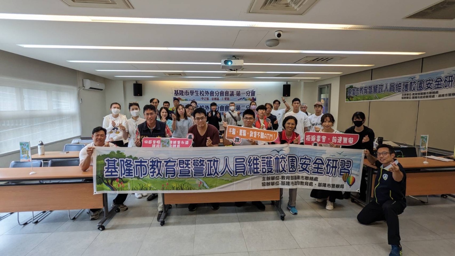警察局與教育單位合影。(記者薛秀蓮翻攝)