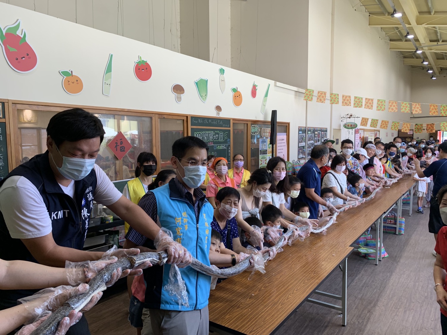新竹縣政府輔導芎林鄉農會辦理「祖孫愛稻最高點，食農教育行更遠」活動，邀請民眾齊心合力包出一條芎林鄉最長的壽司。（圖/記者林照東翻攝）