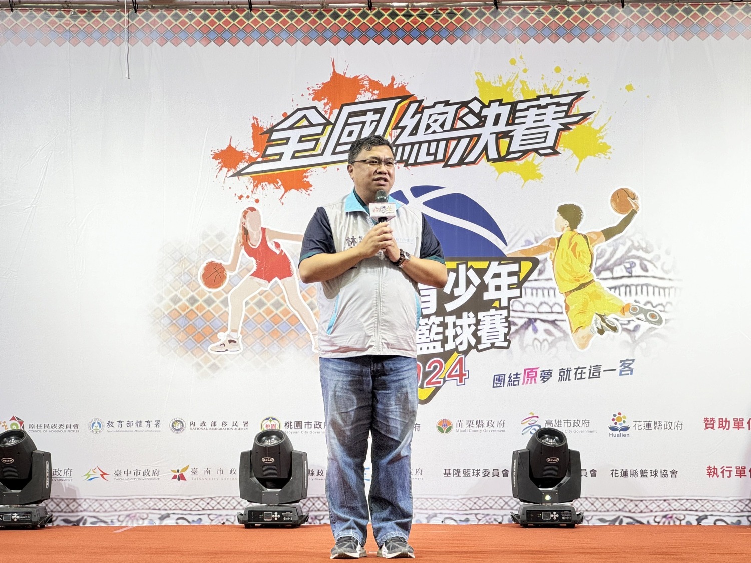 教育處長林立生致詞鼓勵參賽選手以球會友，增進文化交流。（圖/記者林照東翻攝）