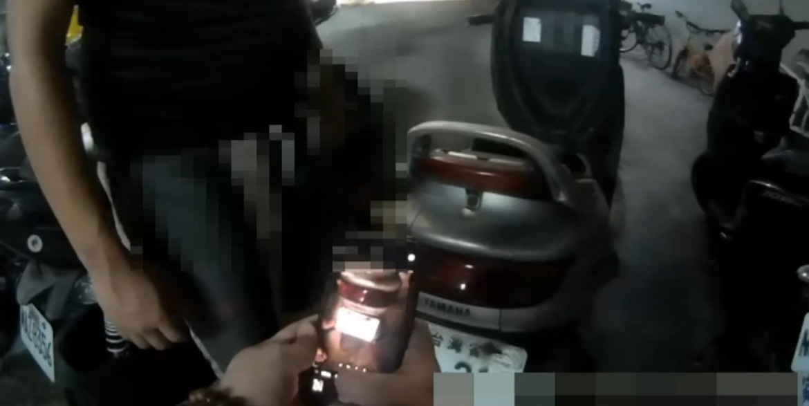 警方於臺北市南港區查緝犯嫌藏匿毒品。(記者徐煜勝翻攝)