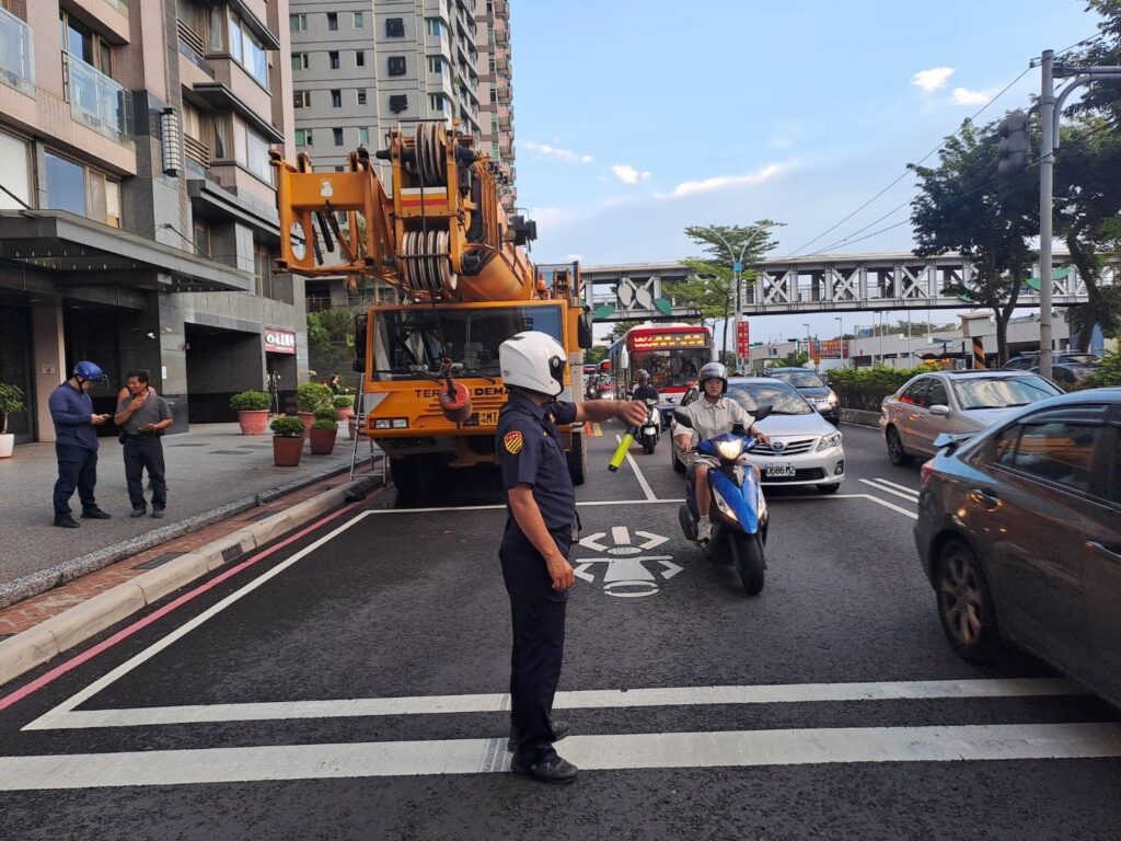 淡水中正東路2段大型吊車拋錨占道 交通局:交控中心、員警全力疏導交通