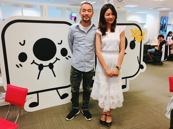 徐培菁2017年擔任台灣電競聯盟董事長時,曾拜訪黃立成(左)討論電競產業。圖/取自台灣電競聯盟臉書