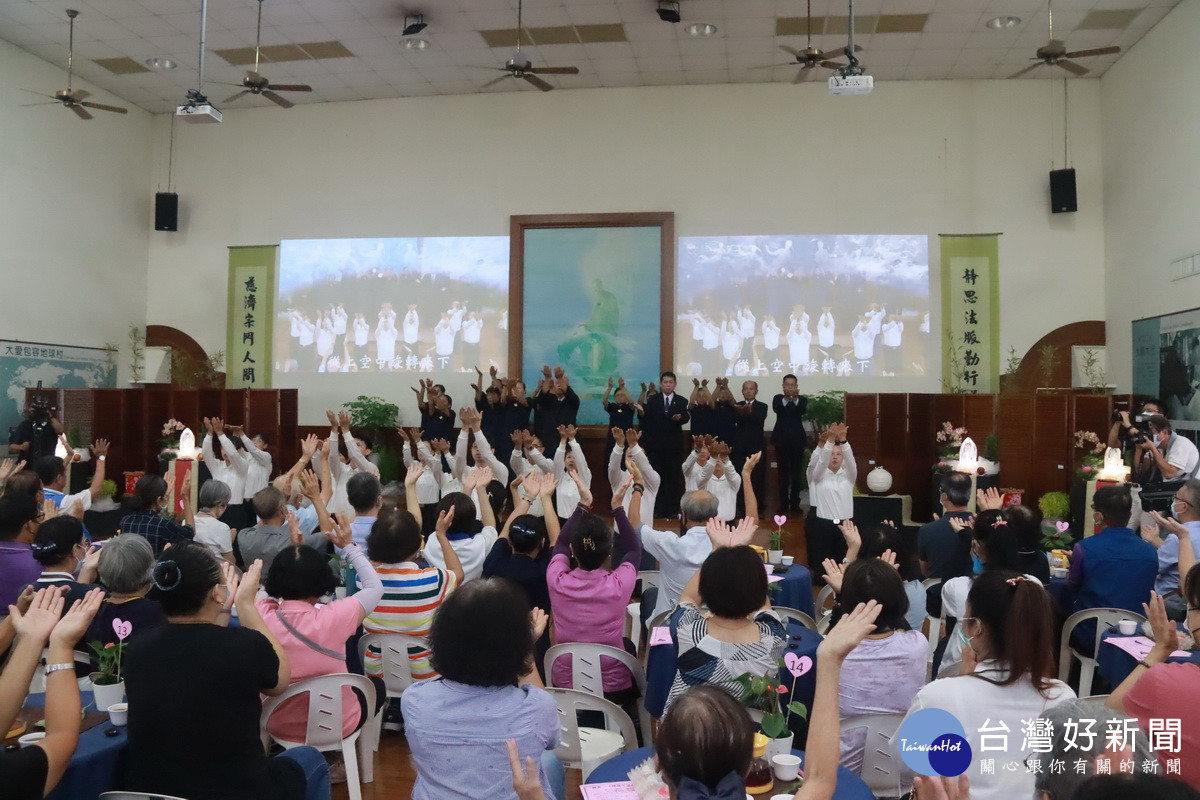 大家觀賞入經藏演繹並一同參與。(記者扶小萍攝)