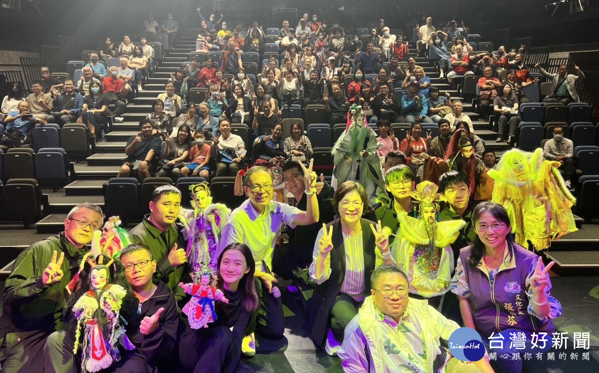 彰化縣長王惠美於24日晚上全程觀賞光興閣掌中劇團演出《鬼谷─第零部》。圖/彰化縣政府提供
