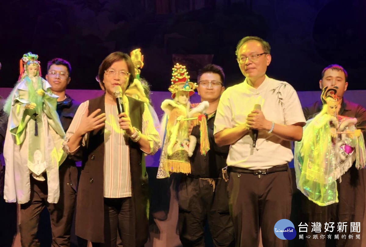 彰化縣長王惠美於24日晚上全程觀賞光興閣掌中劇團演出《鬼谷─第零部》。圖/彰化縣政府提供