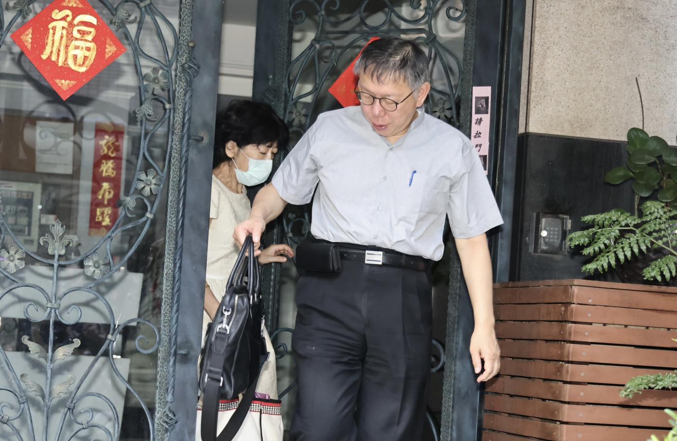 妻子陳佩琪(左)被爆看上億豪宅,民眾黨主席柯文哲(右)稱買得起不用裝窮,但有醫師跳出來反駁。資料照片/林啟弘攝