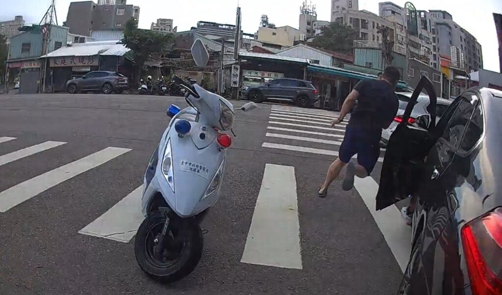▲圖說:通緝犯穿越馬路遭警攔查心慌慌,一開始假意配合、趁隙拔腿狂奔 (圖/台中市政府 提供)