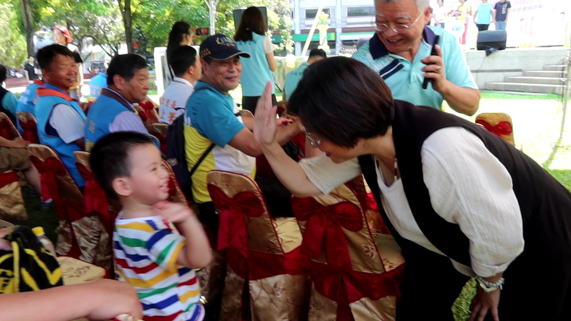 ▲113員林市祖父母節慶祝活動在員林公園熱鬧展開，吸引三代同堂組合一同參與「愛的告白」、「祖孫協力闖關趣」活動。（記者張溎壕攝）