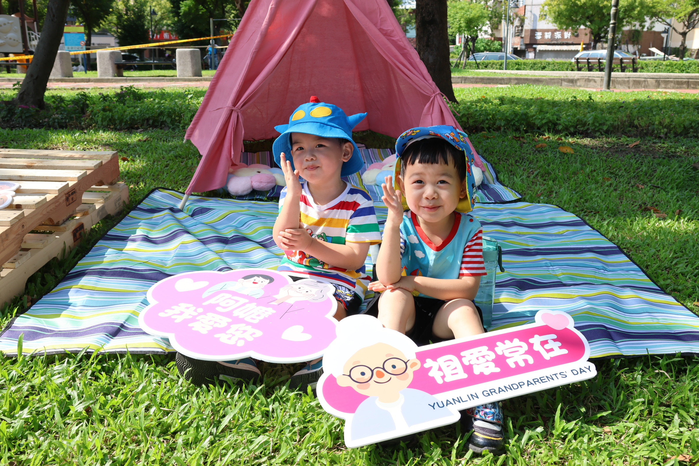 ▲113員林市祖父母節慶祝活動在員林公園熱鬧展開，吸引三代同堂組合一同參與「愛的告白」、「祖孫協力闖關趣」活動。（記者張溎壕攝）