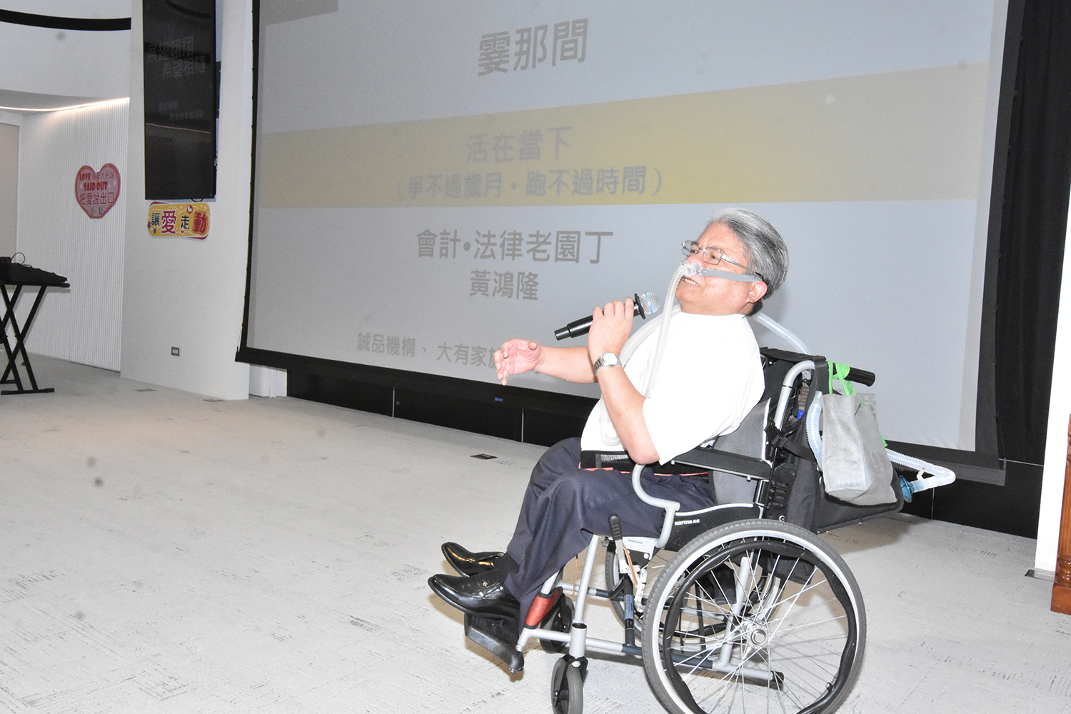 ▲「鐵肺會計師」黃鴻隆，以「帶著桎梏翱翔」為主題，進行專題講座。（彰基醫學中心提供）