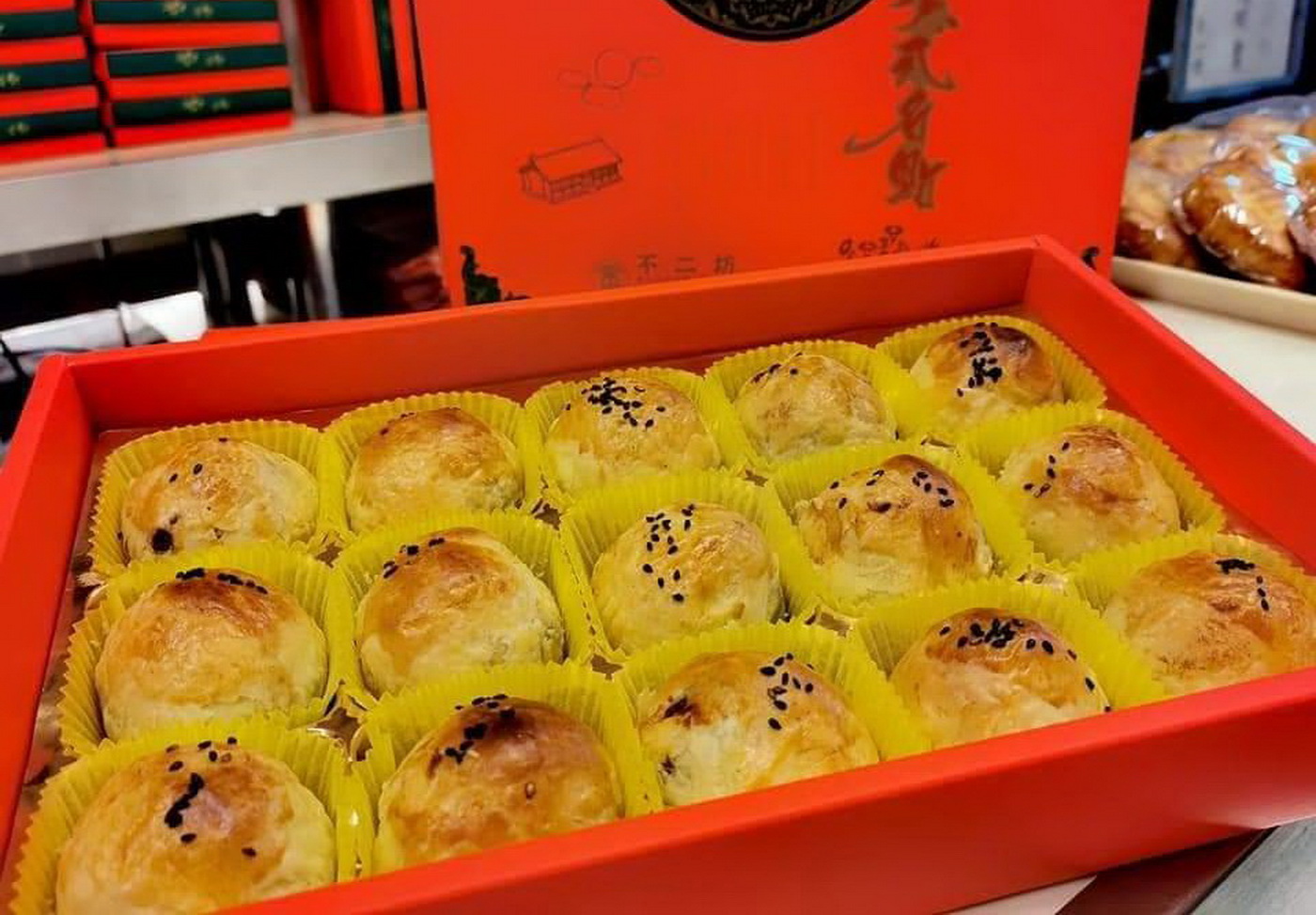 ▲每年中秋節前夕,為了買到這家店的蛋黃酥,顧客們不惜通宵排隊。(記者張溎壕攝)