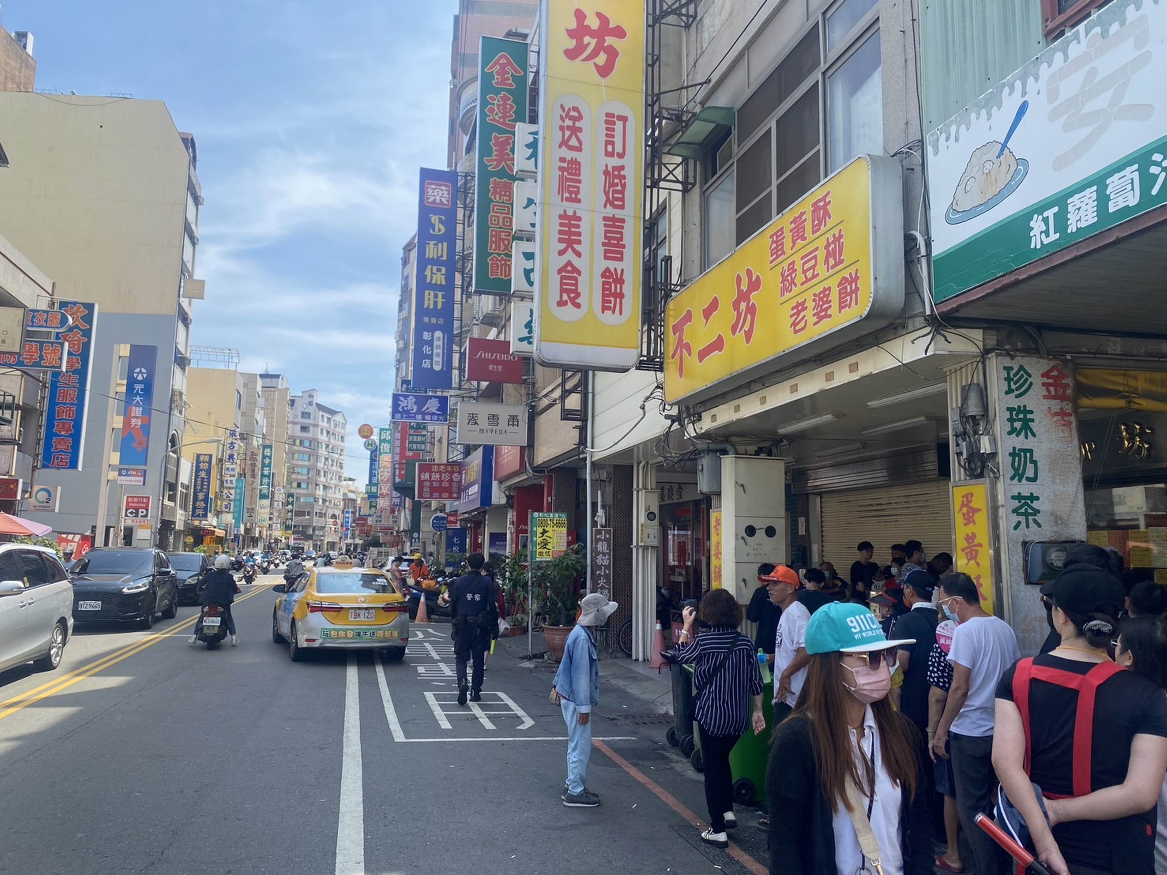 ▲彰化市不二坊店方公告自明天起到9月13日店面停止蛋黃酥販售，很多民眾仍前往排隊購買，隊伍長達400、500公尺，派員到場維持交通秩序。（警方提供）