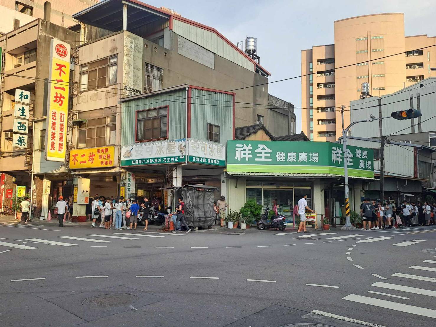 ▲彰化市不二坊店方公告自明天起到9月13日店面停止蛋黃酥販售，很多民眾仍前往排隊購買，隊伍長達400、500公尺，派員到場維持交通秩序。（記者張溎壕攝）