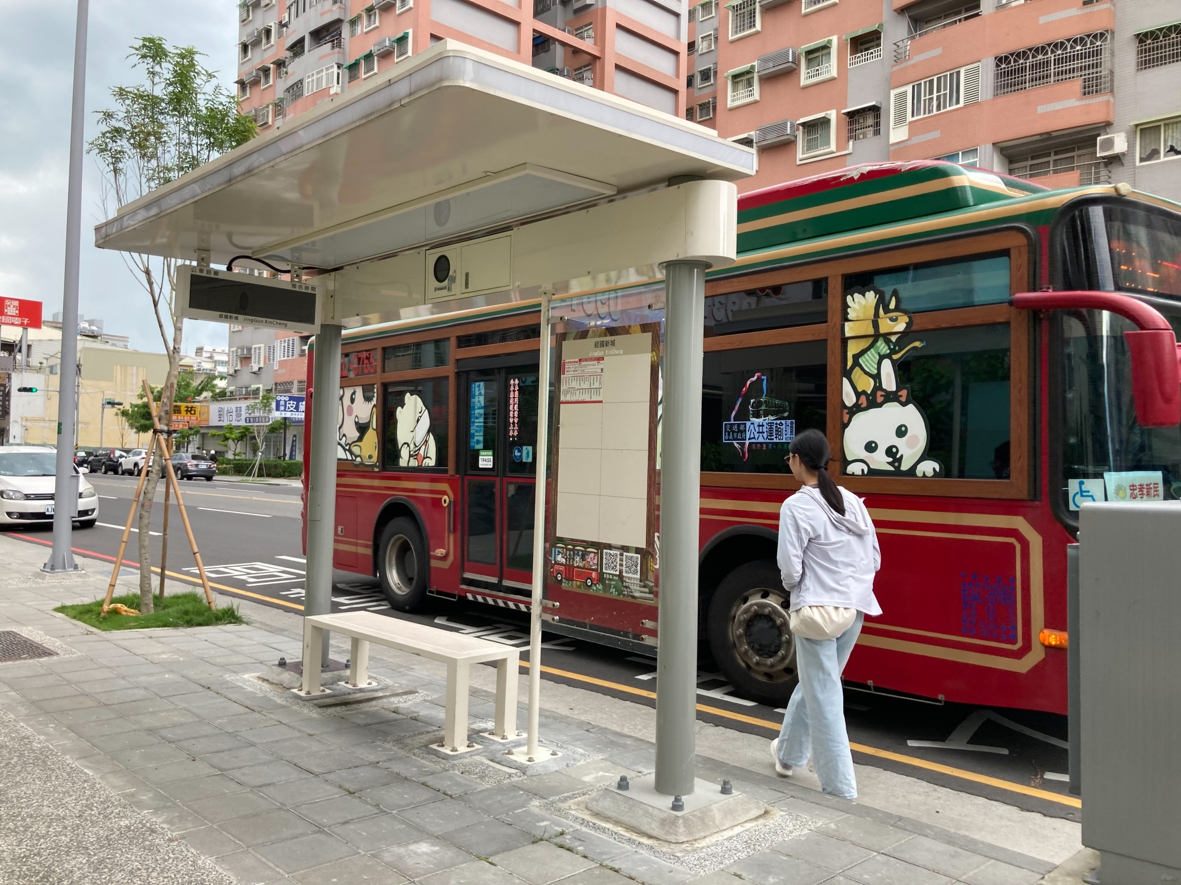 提供更舒適候車環境!嘉義市政府再增設11座簡易式候車亭
