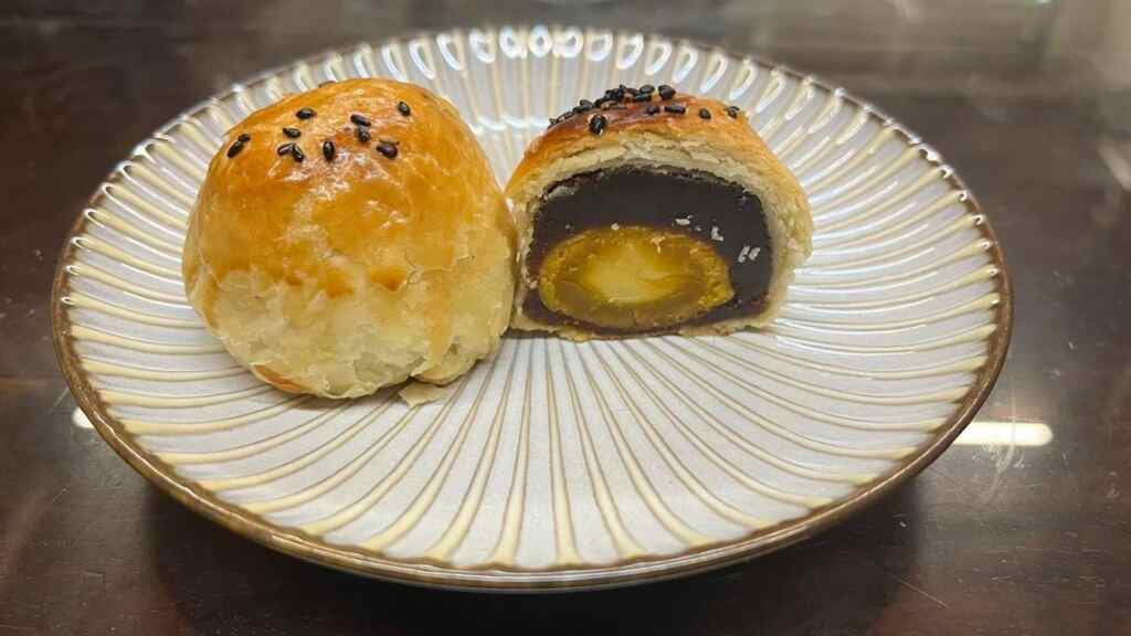 ▲彰化肉圓、爌肉飯和貓鼠麵是彰化小吃三寶,而現在每到中秋節彰化必吃第四寶就是蛋黃酥,每年都吸引成千上萬的遊客慕名而來。(記者林明佑翻攝)