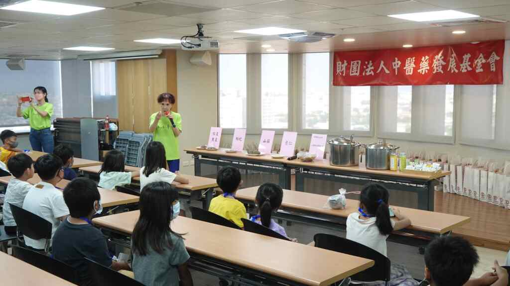 ▲財團法人中醫藥發展基金會今天在彰化縣中醫師公會會館舉辦了一場別開生面的「小小華佗營」,讓小朋友們在歡笑聲中學習中醫的「藥食同源」理念。(記者林明佑攝)