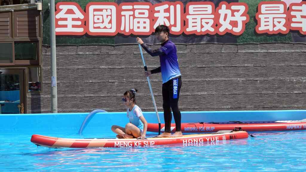 ▲大葉大學承辦「大村鄉Sport Fair 健康戲水大村趣」活動,現場教練也提供SUP現場教學。(記者林明佑攝)