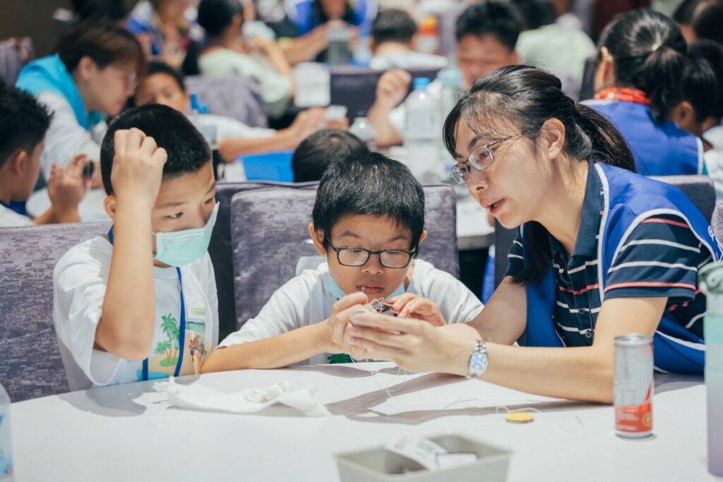 透過安麗志工陪伴，讓孩子感受溫暖增加自信