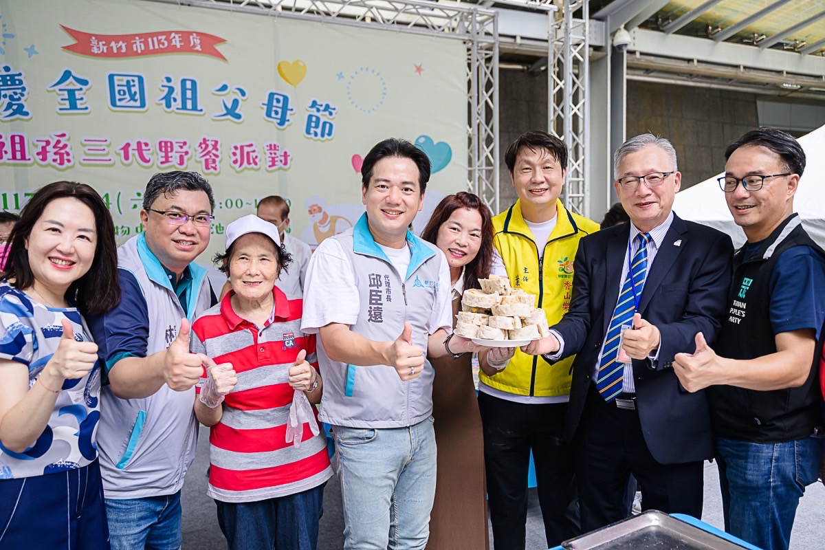 邱臣遠市長(左四)及香山區樂齡學習中心主任葉國文(右三)與長輩一同製作「祖孫水潤包」,象徵祖孫代間融合。(圖/黃溎芬攝)