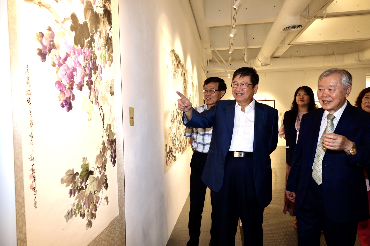 新竹縣長楊文科參觀蘇峯男展覽，讚嘆大師作品渾然天成，造境靈動。（圖/記者黃溎芬翻攝）