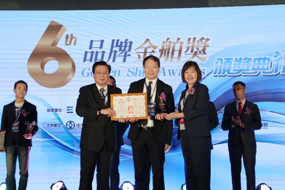 ▲品卓企業得獎品牌deya命名源自「袋子」的台語諧音,董事長 許能竣(中)接受表揚。(圖/商總提供)