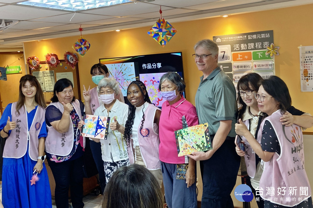 完成創作後,美國學生和同組台灣長者一起分享創作心得。