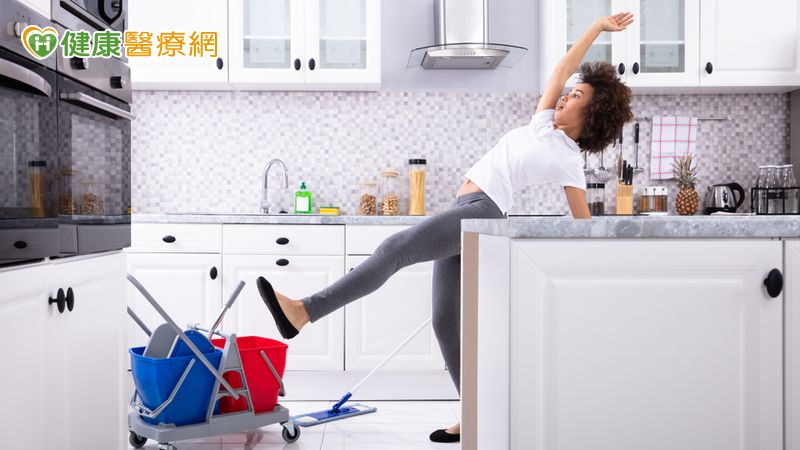 她家中跌倒頭撞餐桌「筷子插入耳中」 還好未穿透顱骨