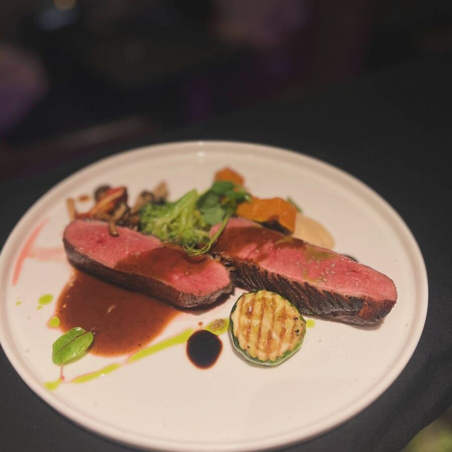 圖/這道料理選用美國 Prime 級的板腱牛排,位於牛肩胛部內側,肉質柔軟且帶有一根透明的嫩筋,脂肪含量低,經過濕式熟成的處理,進一步提升了肉質的鮮嫩度,入口即化;這款板腱牛排以其細膩的口感和獨特的風味,成為高級牛排館中不可多得的主餐選擇。(圖/臣佳立業提供)