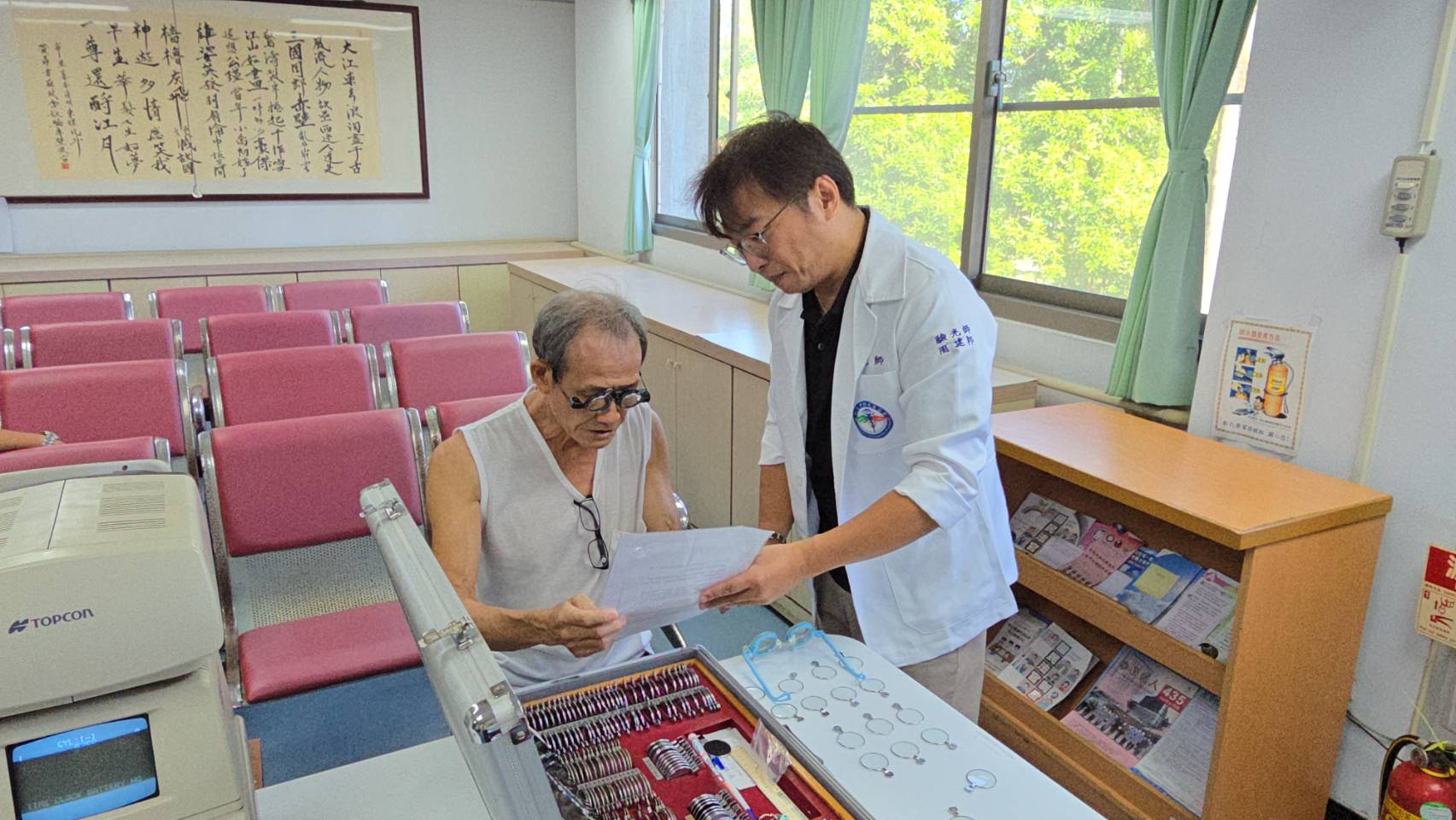 ▲彰化榮家與正雄眼鏡公司舉辦配鏡活動，邀請專業的驗光師和技術人員到場，希望能讓長輩擁有清晰的視界。（記者張溎壕攝）