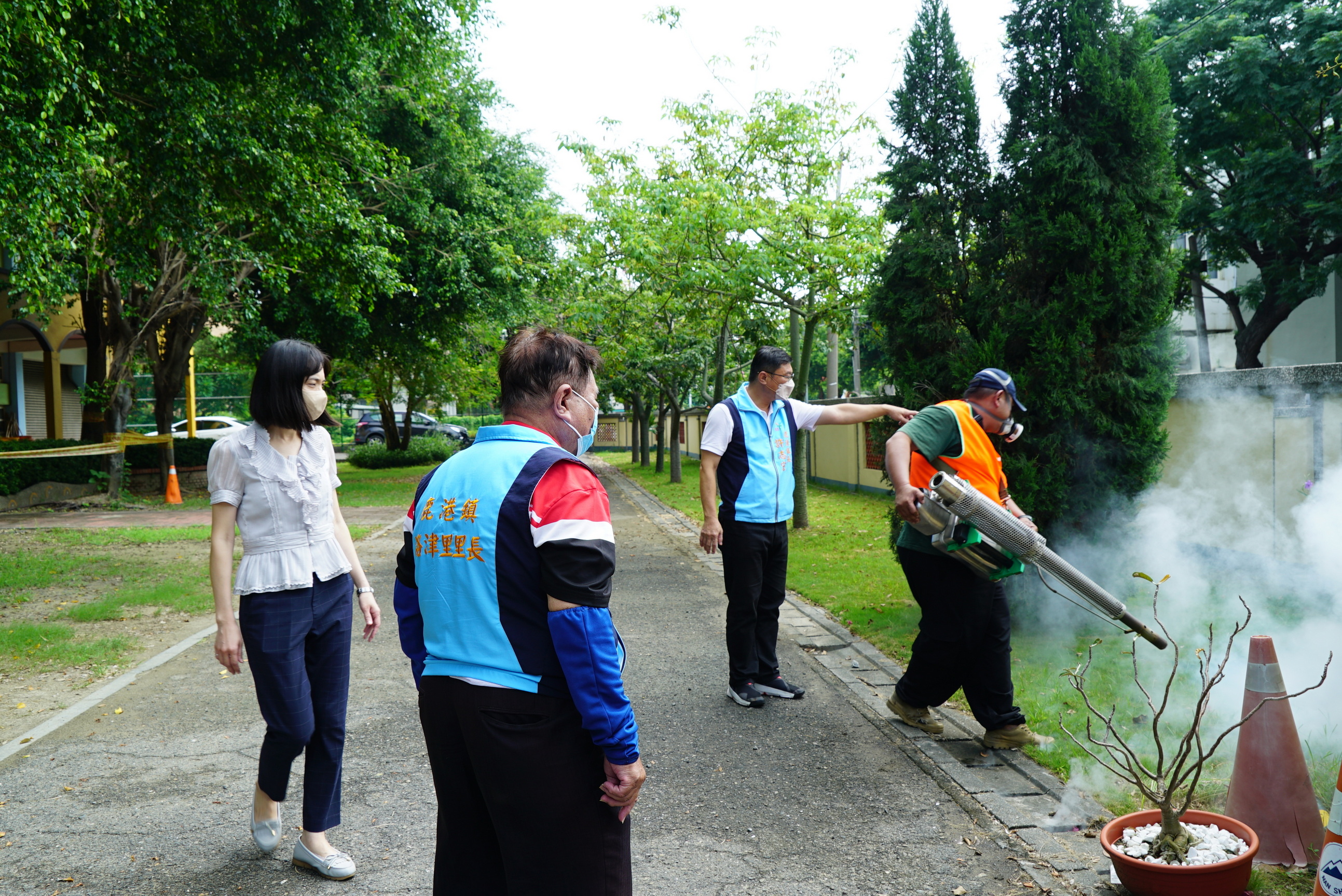 ▲由於近期午後豪雨頻繁，導致病媒蚊滋生環境優渥，鹿港鎮公所再度展開全鎮消毒噴藥工作。（記者張溎壕攝）