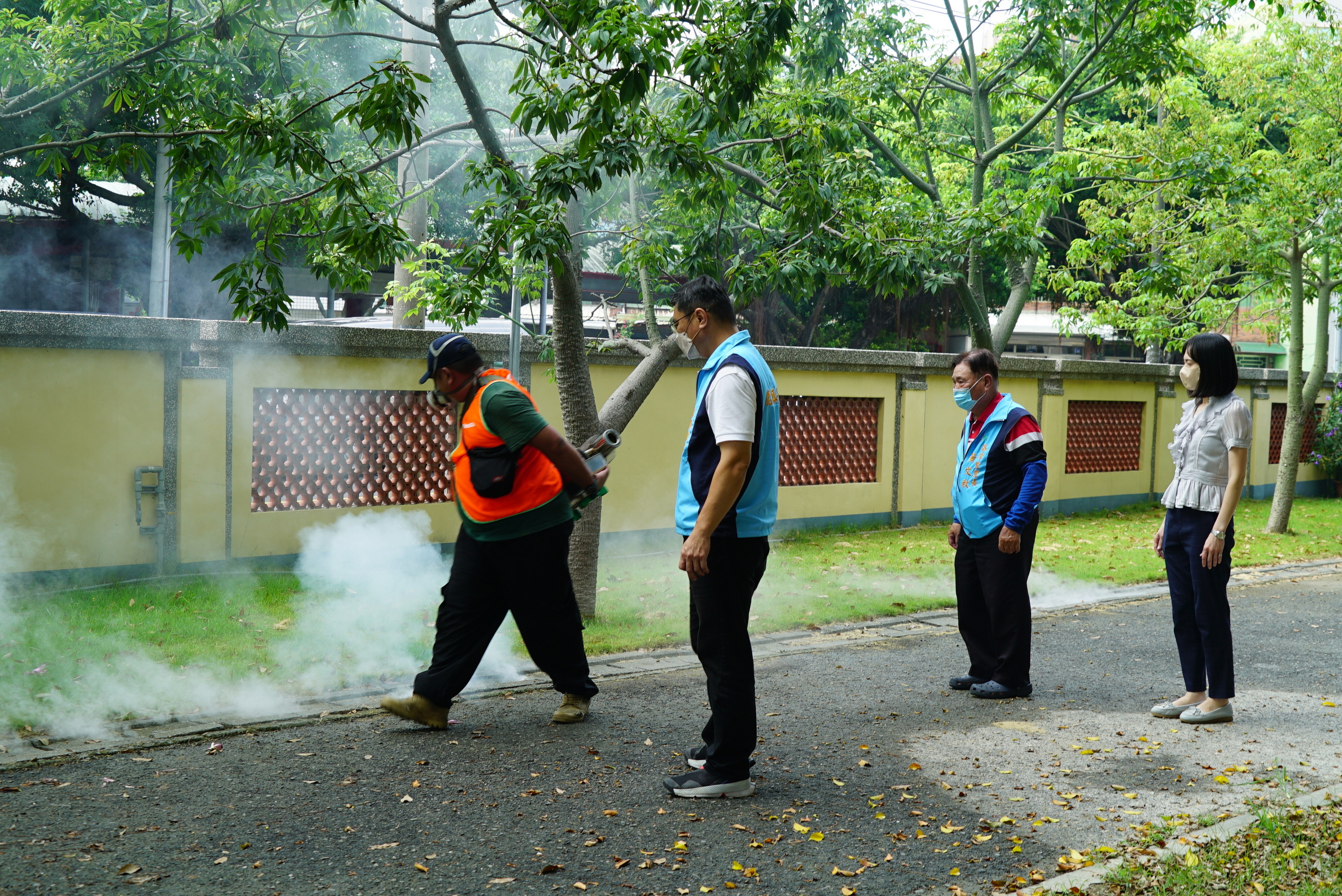 ▲由於近期午後豪雨頻繁，導致病媒蚊滋生環境優渥，鹿港鎮公所再度展開全鎮消毒噴藥工作。（記者張溎壕攝）