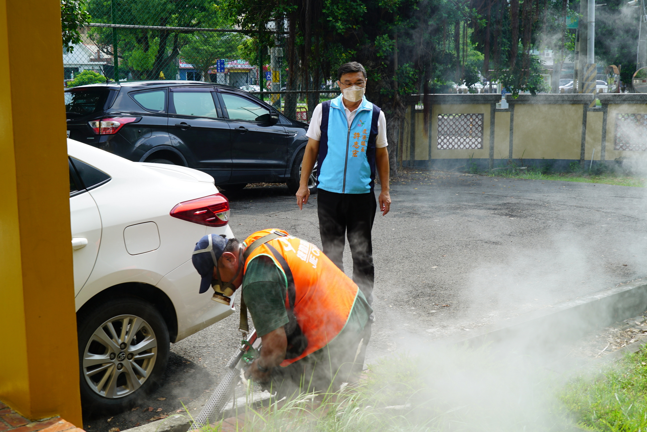 ▲由於近期午後豪雨頻繁，導致病媒蚊滋生環境優渥，鹿港鎮公所再度展開全鎮消毒噴藥工作。（記者張溎壕攝）