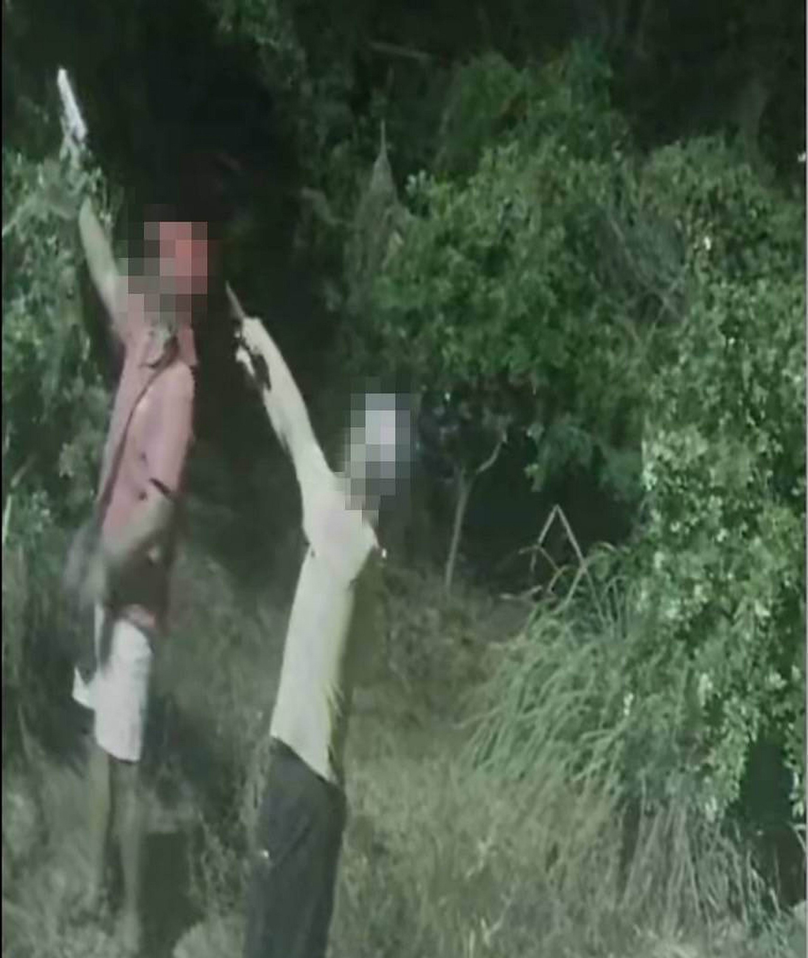 ▲不滿被狗追男子帶著兒子持瓦斯槍、左輪玩具槍到飼主住處，朝黑狗與種植的木瓜狂開數十槍。（民眾提供）