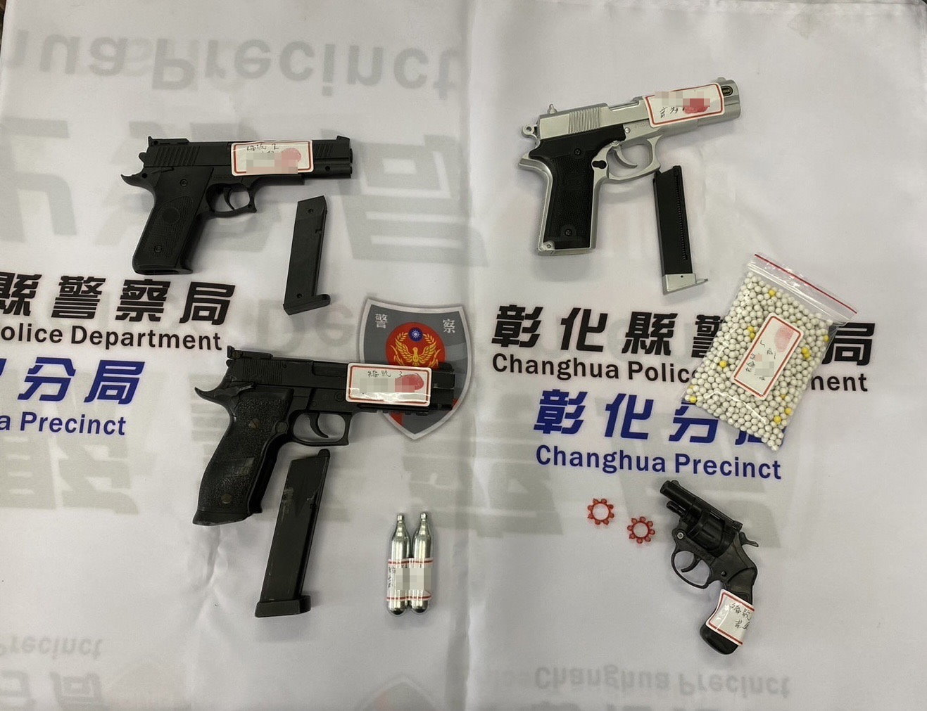 ▲不滿被狗追男子帶著兒子持瓦斯槍、左輪玩具槍到飼主住處，朝黑狗與種植的木瓜狂開數十槍。（民眾提供）
