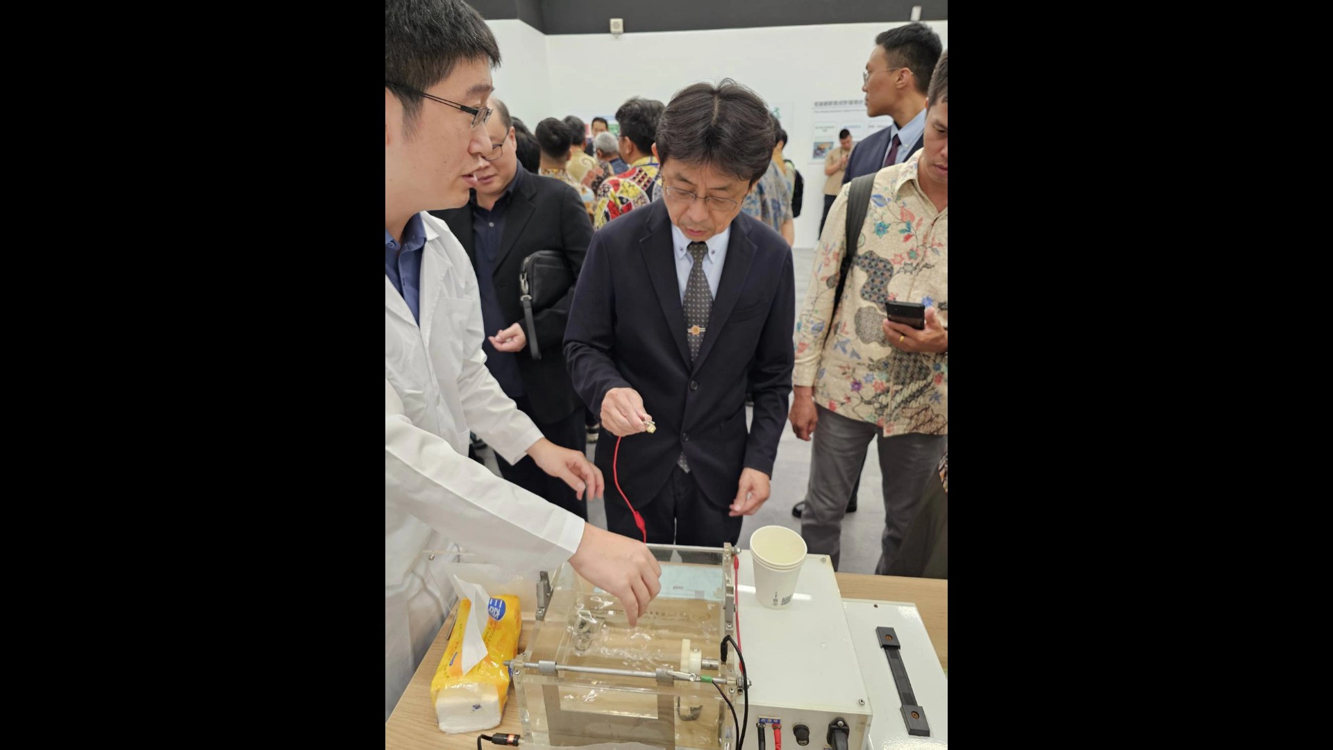 ▲大葉大學方文昌校長參觀撼訊集團研發成果。（大葉大學提供）