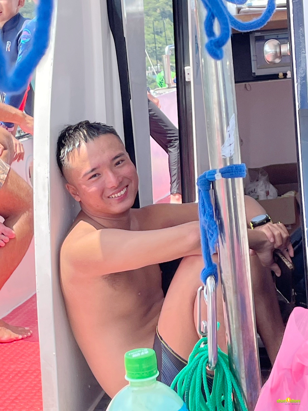 細心守護每位孩子的蔡松祐教練,於活動回返時坐在船艙邊,儘管疲憊卻滿足的笑著。