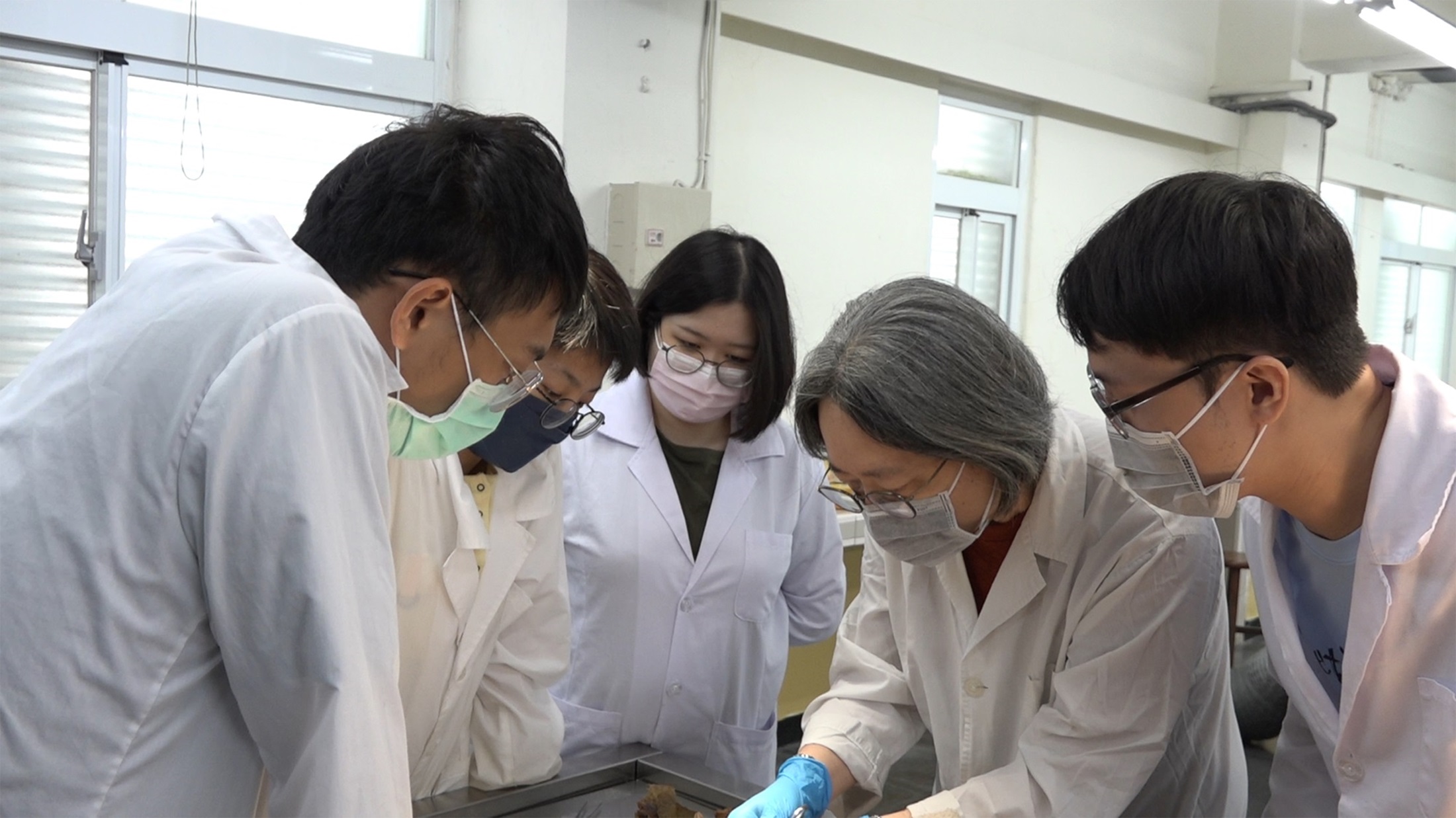 何宛怡(右二)認為,學習解剖不只是精進醫術,也是在學習一種生命教育。