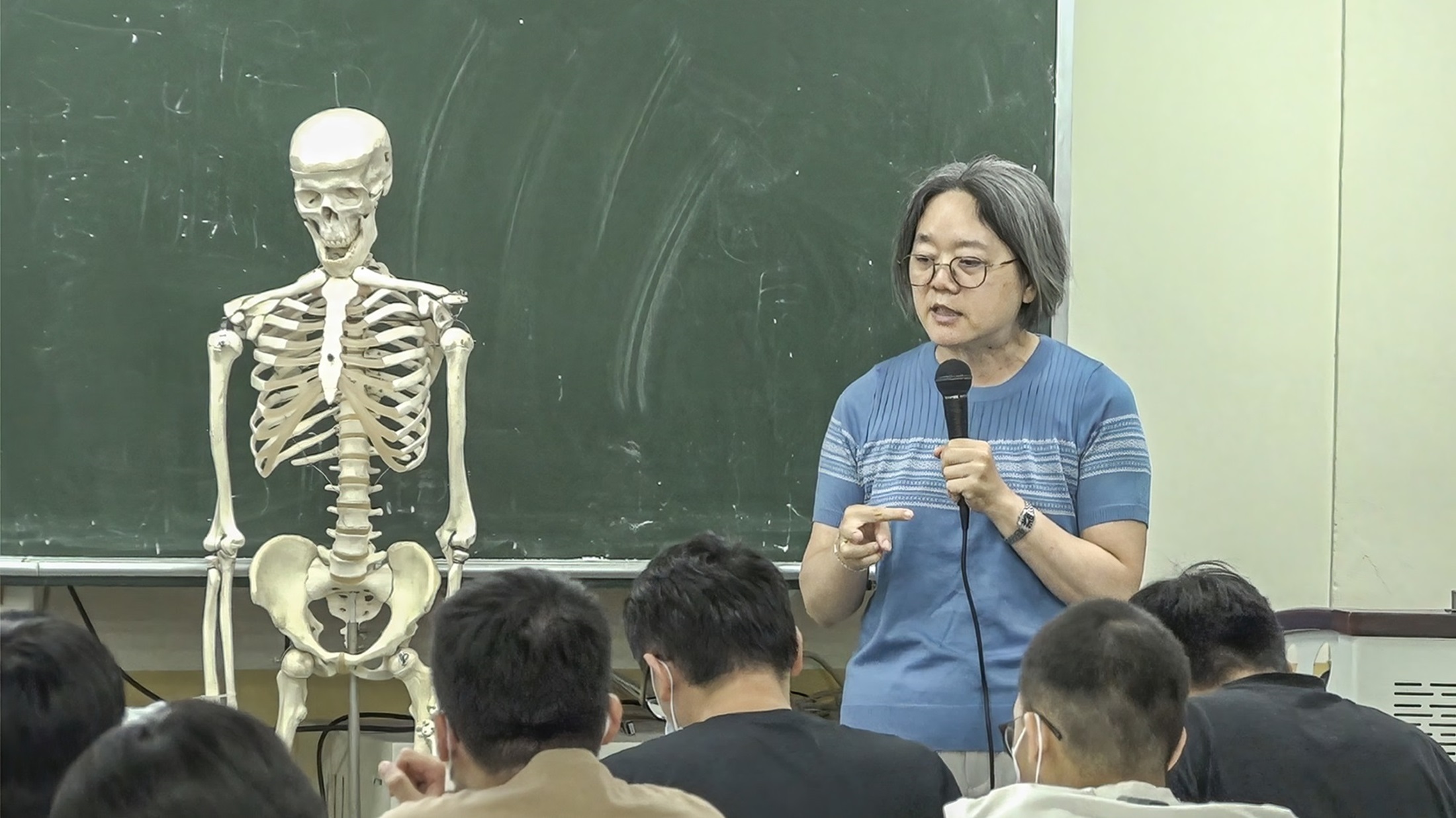 在學生心目中,何宛怡是像神一般存在的解剖學老師。