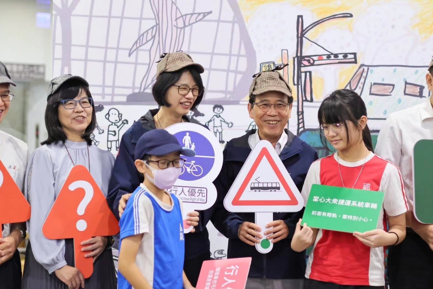 學童創作的《交通標誌小神探》新書出版 交通、文化雙局推動校園交通安全