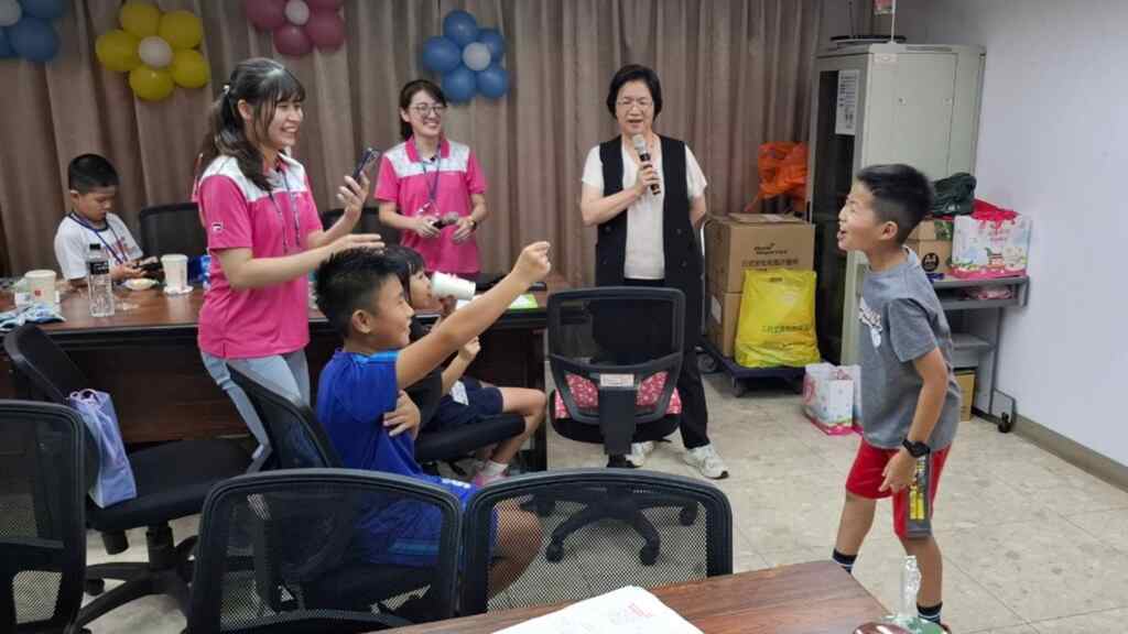▲地政魔法屋夏令營,王惠美縣長媽咪也悄悄來探班蒞臨活動現場,學童們與縣長媽咪暢聊活動情形。(記者林明佑翻攝)
