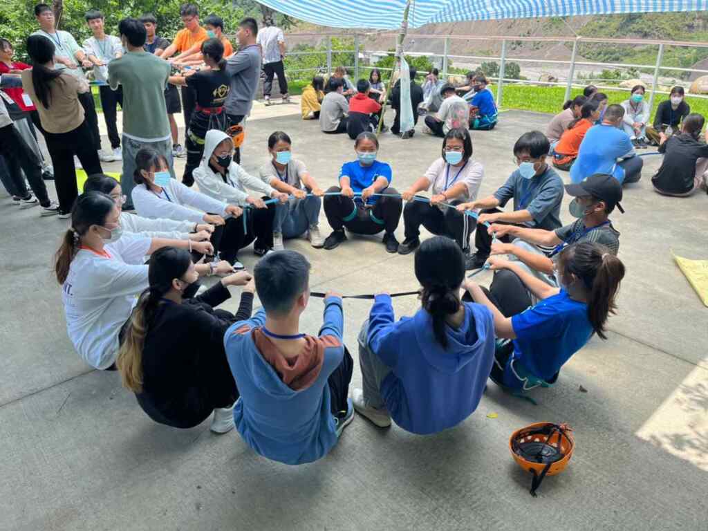屏東縣政府社會處辦理「聯合助學脫貧自立方案」，提供弱勢家戶二代子女就學相關的經濟扶助，以教育投資的方式，協助學子穩定就學、提升學歷、增加未來就業競爭力，民國112年已提供323人次的經濟扶助、補助金額總計390萬9,840元，並於今年6月協助研究所1人、大學12人、五專3人、高中職14人共計30名學子順利完成學業，且其中有13人繼續升學、13人已就業、1人準備國考，以及3人因服兵役待業中。