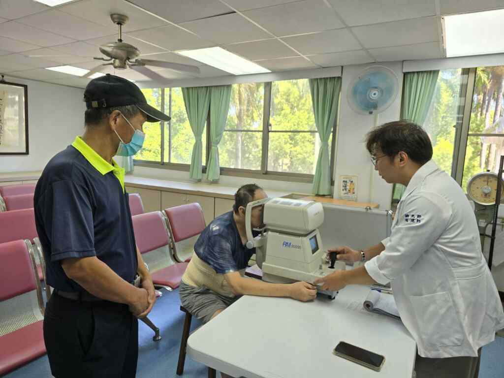 ▲彰化榮家於近日辦理年度配鏡活動,由合約廠商正雄眼鏡公司巡迴到家服務。(記者林明佑翻攝)