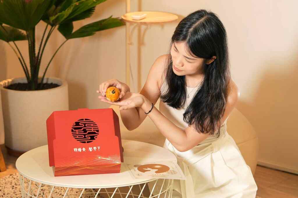 ▲膳馨中秋蛋黃酥禮盒開放預購,身為台菜名廚也是創辦人的鄭乃綱表示,蛋黃酥已是台灣糕餅的特色之一,來自台中正統的台灣味。(膳馨餐飲集團提供)